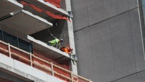 “Una explosión”: Tres obreros de un edificio en construcción de Nueva York sufrieron severas descargas eléctricas