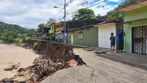 Angustia en El Corozo: Río Torbes se llevó la carretera y está a punto de arrasar con las casas