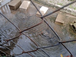 Maracayeros no aguantan la hediondez en Las Acacias: aguas “piches” forman lagunas en las calles (IMÁGENES)