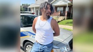 Terror en Kentucky: Encadenó a una mujer, luego la desnudó y le cortó el cabello con un machete