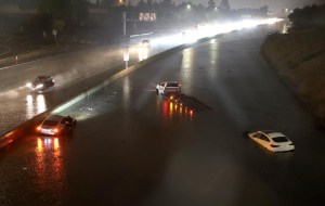 Californianos hacen lo imposible para huir de las inundaciones provocadas por la tormenta Hilary