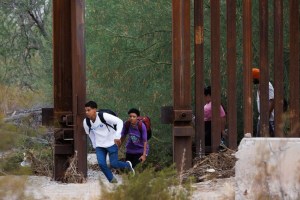 Las compuertas abiertas en la frontera de Arizona permiten que miles de migrantes ingresen a EEUU