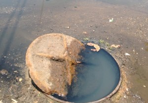 Zulianos usan pozos sépticos ante el colapso del drenaje de cloacas en Lagunillas