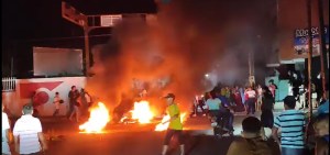 Cacerolazo y quemando cauchos: la protestas nocturnas en Santa Bárbara del Zulia por las fallas eléctricas (Video)