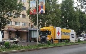 El primer camión con ayuda humanitaria rusa entra en Nagorno Karabaj por la ruta de Agdam