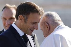 Macron y el papa Francisco: un encuentro privado breve y libros del Mediterráneo