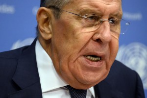 Lavrov “escupe para arriba” y critica bombardeo de EEUU en Yemen… pero no el ruso en Ucrania