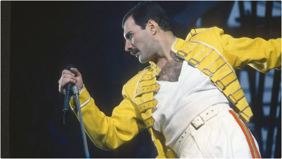 La millonaria suma por la que vendieron el piano de Freddie Mercury durante la primera subasta de sus objetos en Londres