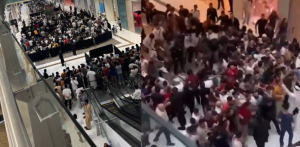 ¡Se descontroló! Caos total en centro comercial de Dubái por lanzamiento del nuevo iPhone (VIDEO)