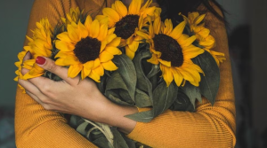 “Flores Amarillas” virales en redes: cuál es su significado y por qué se regalan este #21Sep