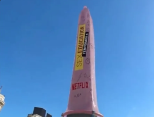 EN VIDEO: le pusieron un condón gigante al Obelisco de Buenos Aires para promocionar la nueva temporada de Sex Education