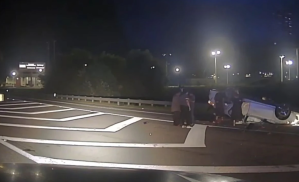 Impresionante VIDEO muestra rescate de adolescente atrapado bajo un vehículo accidentado