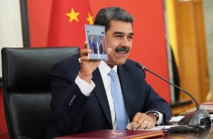 Xi Jinping regala a Maduro el nuevo teléfono plegable de Huawei