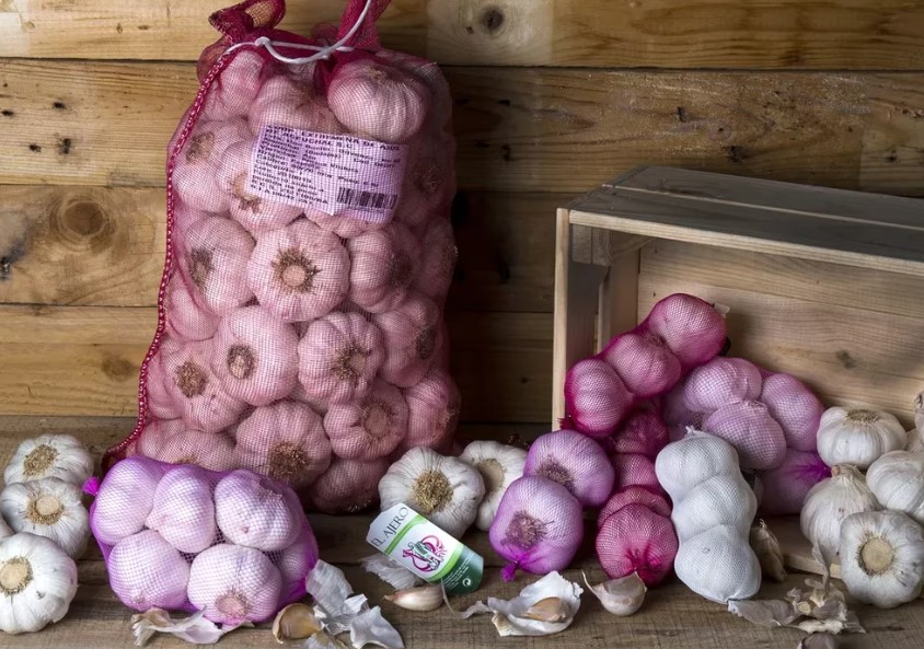 Este es el alimento que tienes que comer si quieres eliminar el olor a ajo de tu aliento, según la ciencia