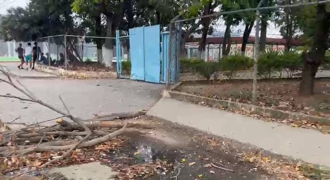 Cloacas desbordadas ponen en pico e’ zamuro reinicio de clases en Liceo Eduardo Blanco en El Tocuyo