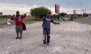 “Tenemos horas caminando”: Obligan a migrantes venezolanos a bajar de tren en su larga travesía hacia EEUU (VIDEO)