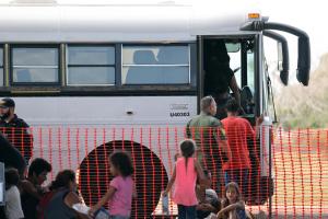 Gobernador de Texas desplegó más autobuses para enviar migrantes a ciudades santuario