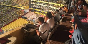 EN VIDEO: Periodistas deportivos protagonizaron pelea durante un partido de fútbol en Ecuador 