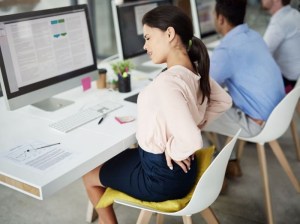 ¿Parados o sentados? Cuál es la mejor forma de trabajar en tu escritorio para tu salud