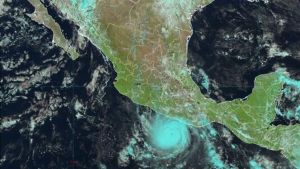 Otis toca tierra cerca de Acapulco como huracán de categoría 5