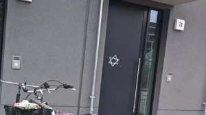 Marcan casas en Berlín con graffitis de la estrella de David en un escalofriante recordatorio de los crímenes nazis