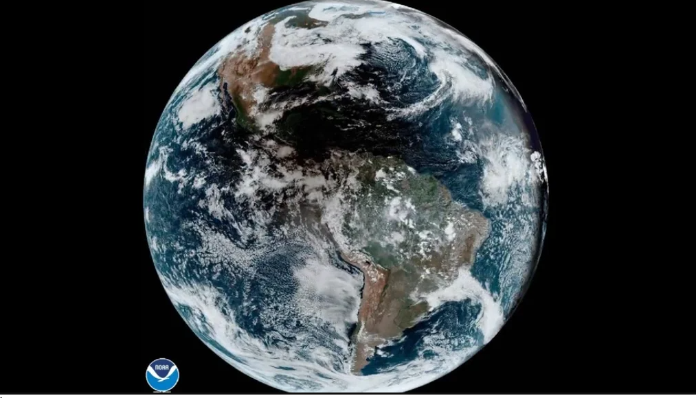 Así se vio desde el espacio la sombra de la Luna sobre la Tierra durante el eclipse de Sol