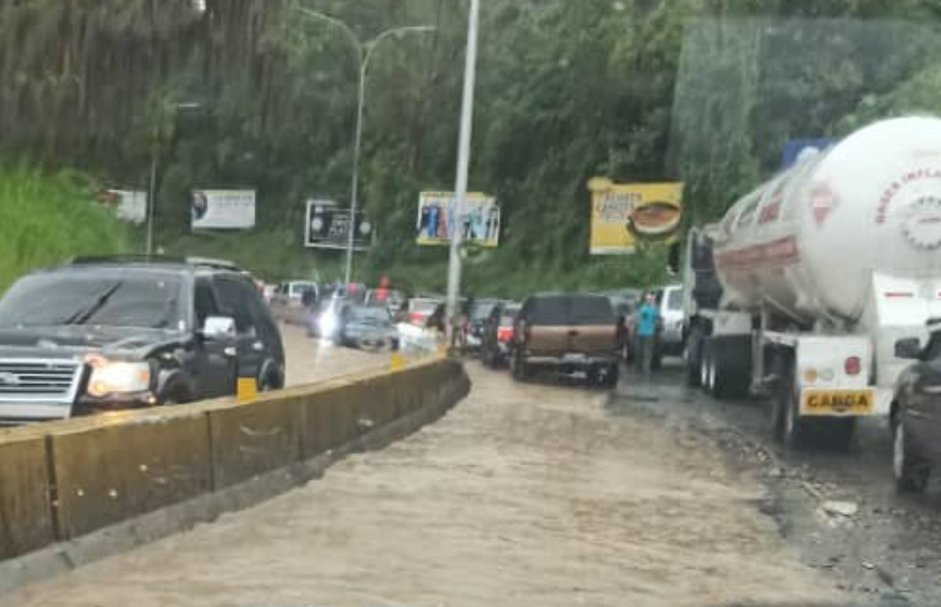 VIDEO: Carretera Panamericana colapsó durante las fuertes lluvias en Los Teques este #1Oct