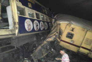 Al menos ocho muertos dejó terrible accidente de un tren en India (VIDEO)