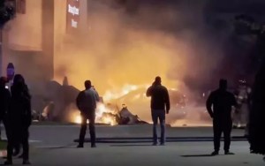 Siniestro aéreo en Texas: avión queda envuelto en llamas tras estrellarse contra centro comercial (VIDEO)