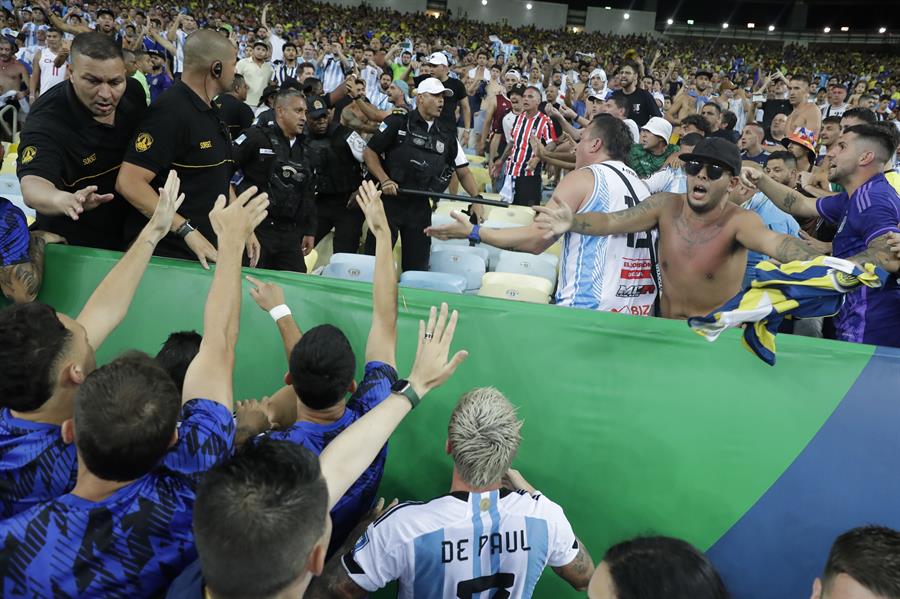 Selección argentina regresó al campo tras ausentarse 17 minutos por peleas en las gradas