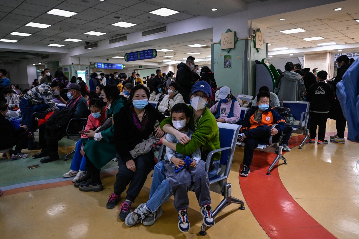 Qué se sabe de la bacteria relacionada con el brote de neumonía en niños de China: “Las cepas se están extendiendo”