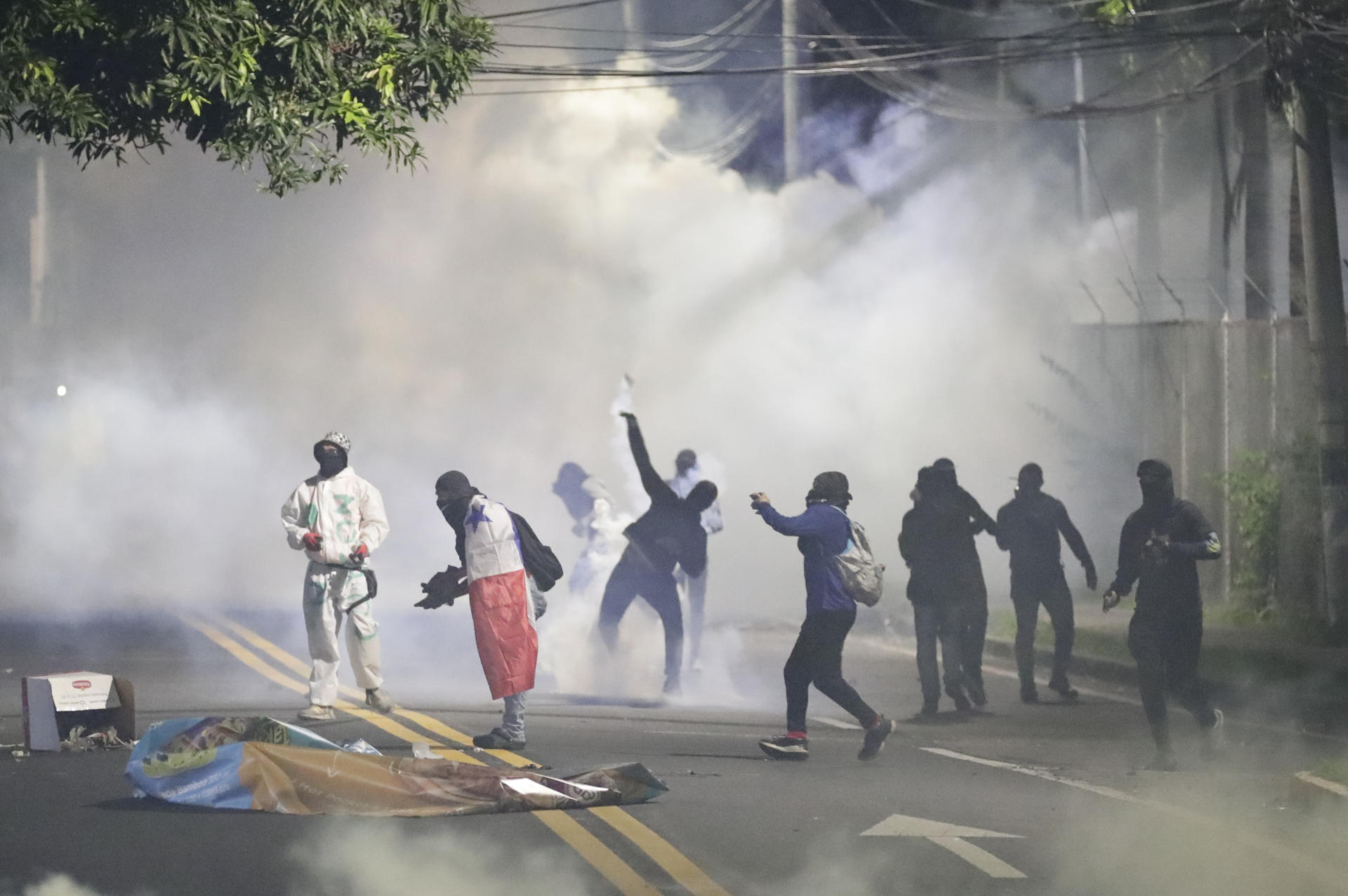 Miles de migrantes varados en su camino hacia EEUU por protestas en Panamá