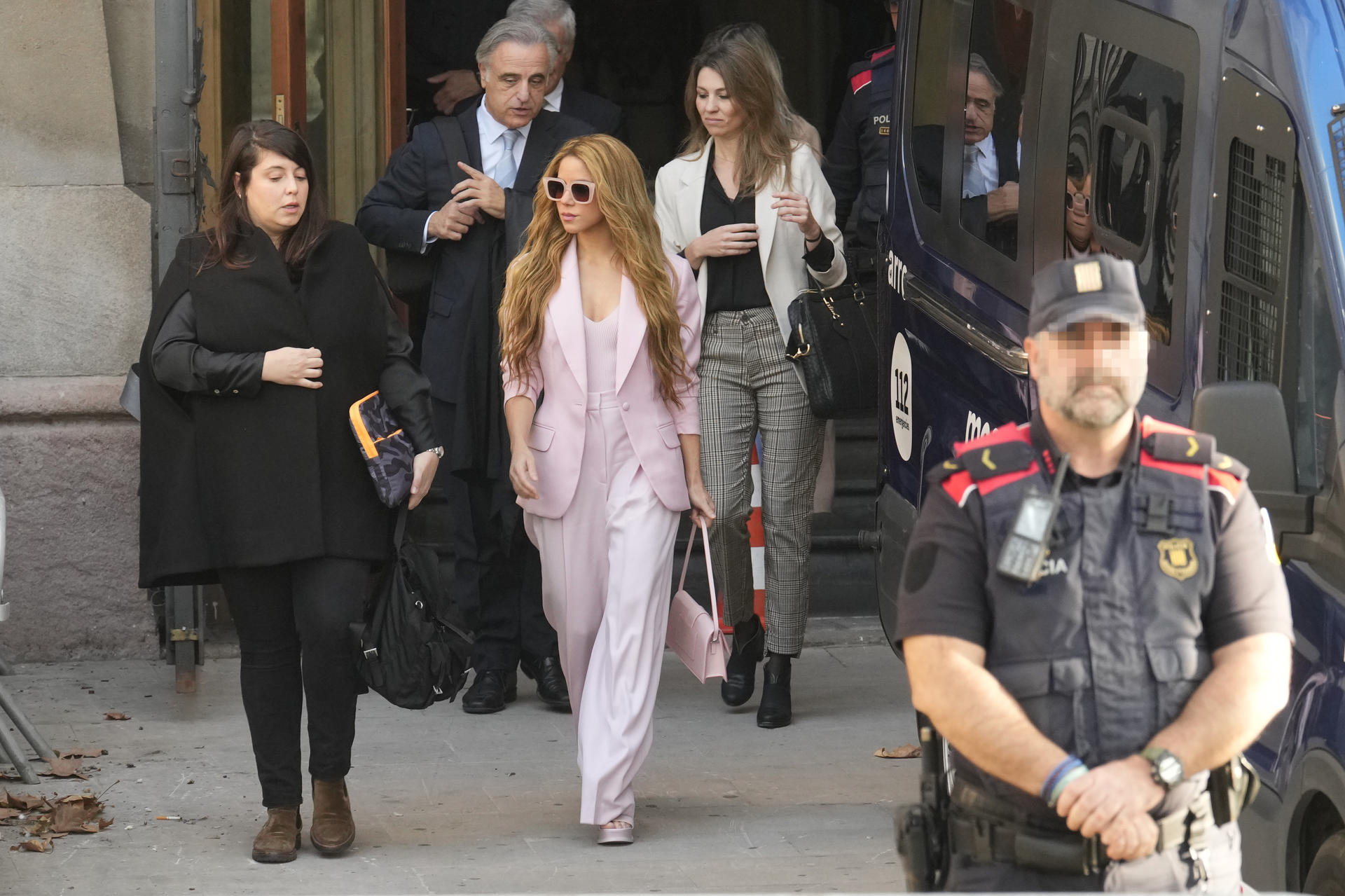 Del vestido de la venganza al traje rosa de niña buena; este es el look de Shakira para evitar su juicio (Fotos)