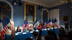 Alcalde de Nueva York anuncia recortes en seguridad escolar y ratifica que no hay espacios en albergues para migrantes