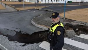 Grindavík, el pueblo de Islandia que se está hundiendo cuatro centímetros al día por la inestabilidad volcánica