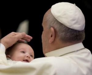 Papa Francisco bautizó a un niño ucraniano en su residencia vaticana