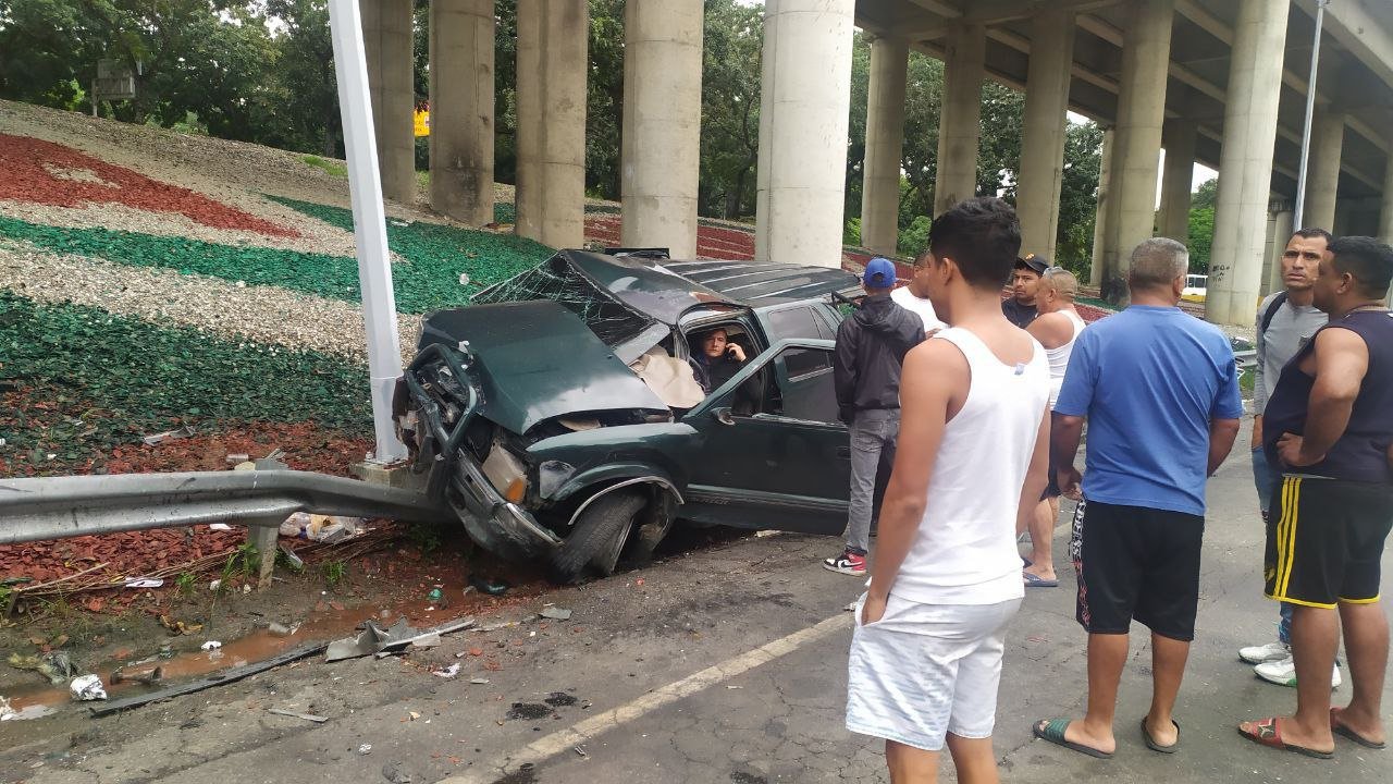 EN IMÁGENES: al menos cinco heridos tras aparatoso accidente en la autopista Valle – Coche este #1Nov