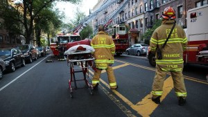 Dueño de edificio en Brooklyn inició incendio con sus inquilinos dentro por impagos