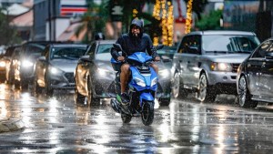 Miles de personas sin luz y calles inundadas tras lluvias intensas en el sur de Florida (VIDEO)