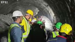 Rescatistas progresan hacia los obreros atrapados en un túnel en India desde hace 11 días