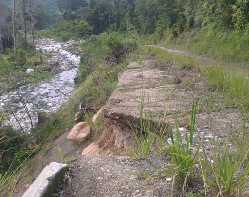 Habitantes de Santa Apolonia en Mérida temen ocurra una tragedia por fallas de borde en la vía