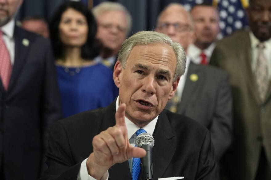 El gobernador de Texas, Greg Abbott, inicia vuelos de migrantes a Chicago