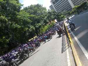 Motorizados cierran la avenida La Estancia de Chuao en protesta por mejoras en las tarifas de viaje