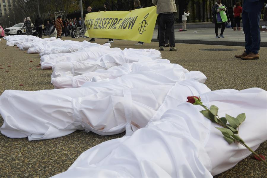 Por qué aparecieron decenas de falsos cadáveres envueltos en bolsas blancas frente a la Casa Blanca