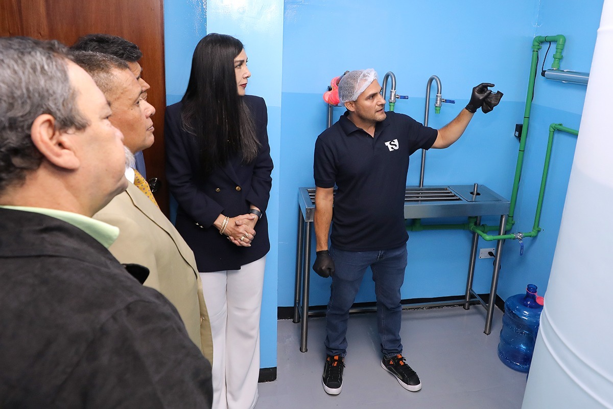 ¡Insólito! Inauguran sistema de recarga de agua potable en el TSJ para… ¿saciar sed de injusticias?