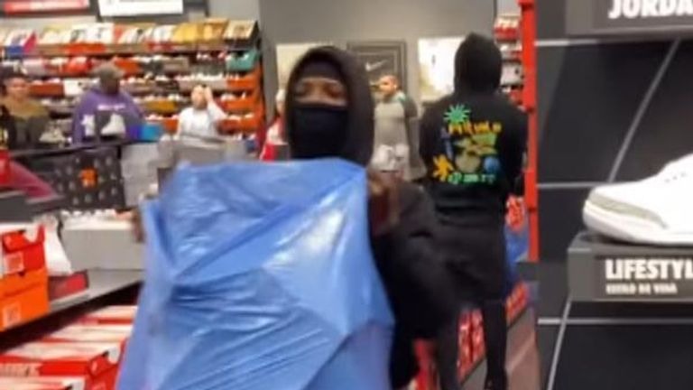 VIDEO: Vándalos robaron velozmente miles de dólares de mercancía de una tienda Nike en Los Ángeles