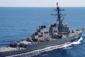 Atacan en el Mar Rojo un buque de guerra de EEUU y varios barcos comerciales