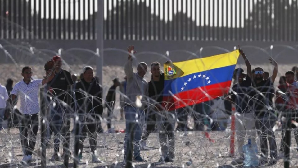 Al menos 30 mil migrantes venezolanos desbordan las calles de Denver