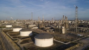 Emiten orden de quedarse en casa en ciudad de Texas tras la liberación de sustancias químicas desde una refinería