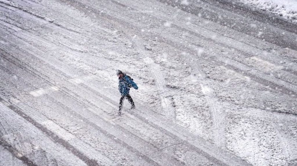 Clima tempestuoso: Tormenta invernal traerá más caos al noreste de EEUU mientras se extienden las fallas eléctricas